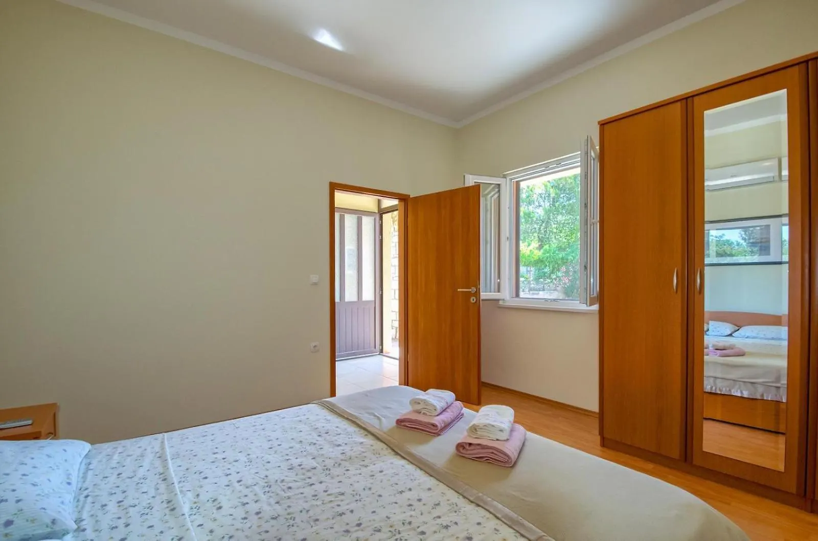 Renatoemilia Spacious Apartment With Courtyard Koromačno