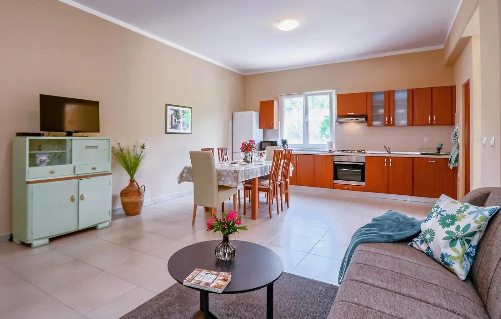 Renatoemilia Spacious Apartment With Courtyard Koromačno