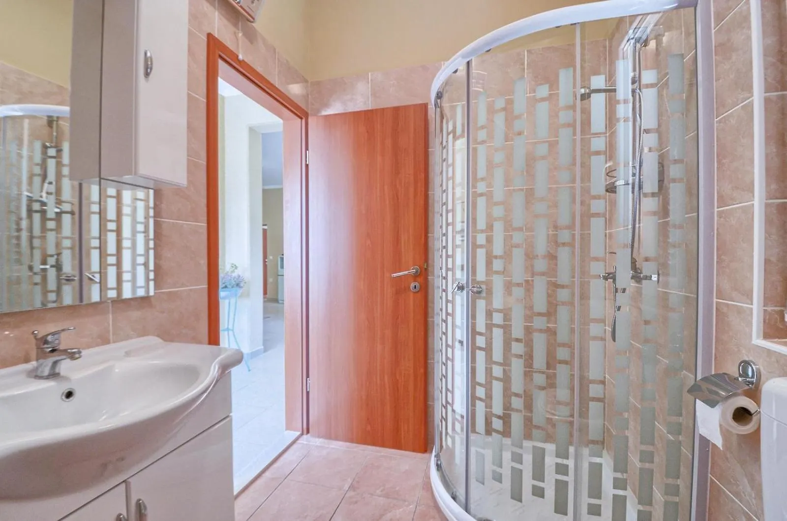 Renatoemilia Spacious Apartment With Courtyard Koromačno