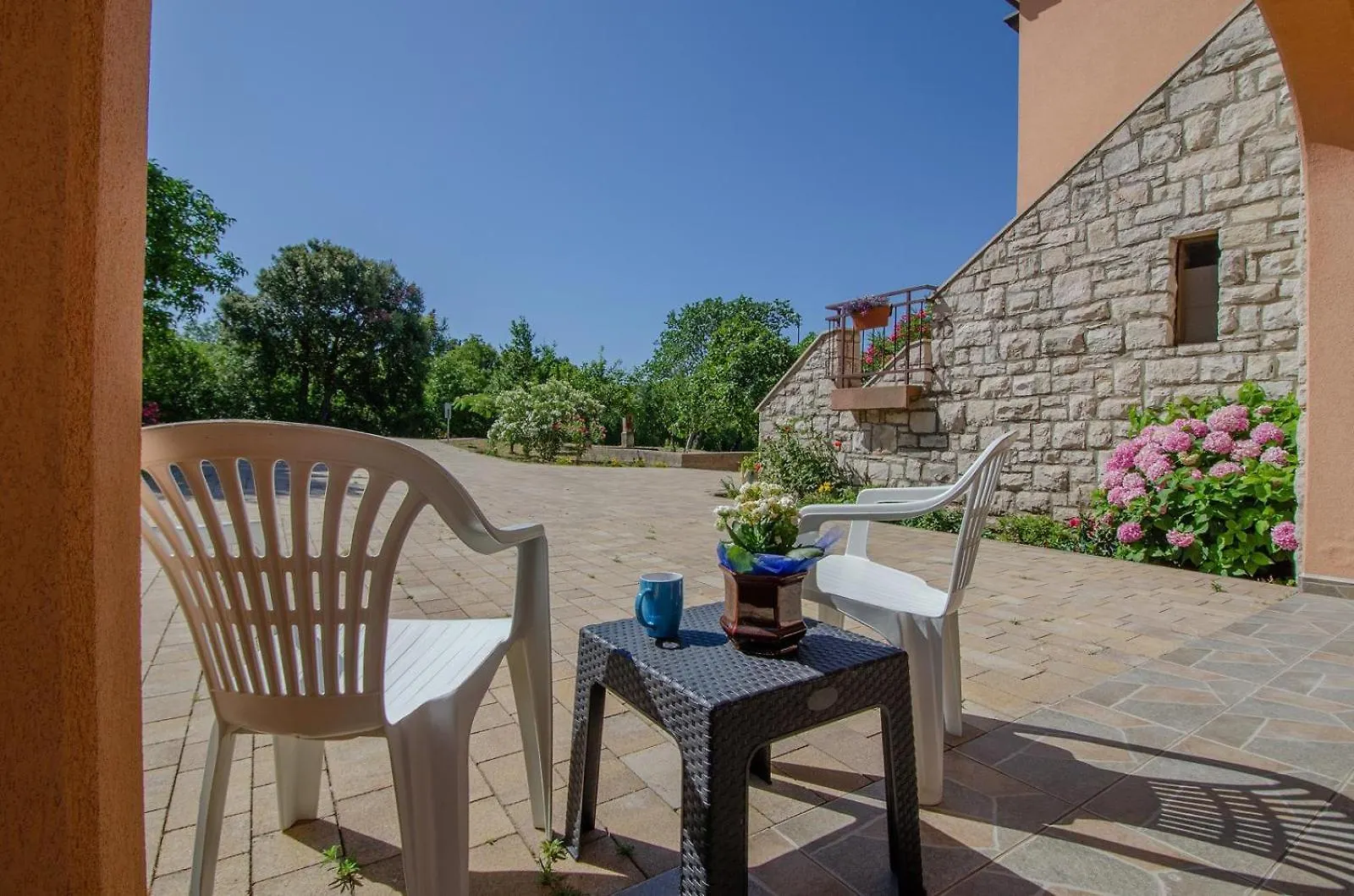 Renatoemilia Spacious Apartment With Courtyard Koromačno