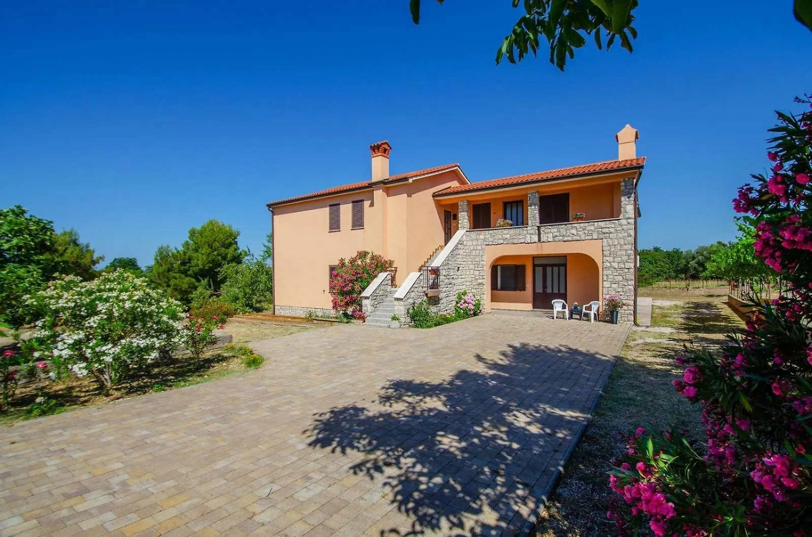 Renatoemilia Spacious Apartment With Courtyard Koromačno Hırvatistan